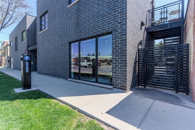 Modern Deluxe Studio Suite in lovely Oak Park! 