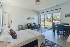 1 habitación, tabla de planchar con plancha, wifi gratis y ropa de cama 