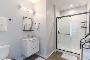 Dusche, Haartrockner, Handtücher, Seife