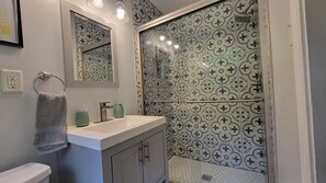 Shower, hair dryer, towels, soap - Atlanta - Charming house in perfect location, minutes to downtown (Atlanta)