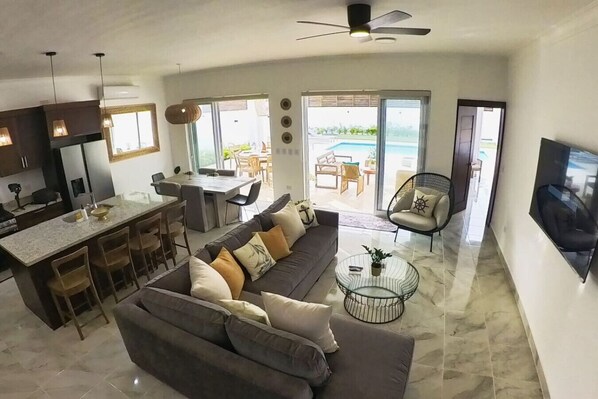 TV - Villa Valentina Oceanfront Bliss (Sosúa)