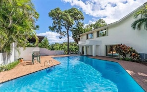 Una piscina al aire libre