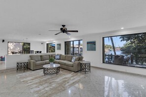 Interior - Waterfront Estate with 7 bedrooms and WiFi, Pool on New River in Fort Lauderdale (Fort Lauderdale)
