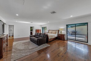 7 bedrooms, desk, iron/ironing board, travel cot