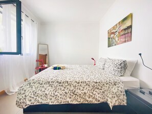 2 chambres, fer et planche à repasser, lit de bébé portatif