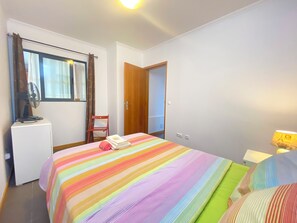 2 dormitoris, planxa i posts de planxar i un bressol de viatge