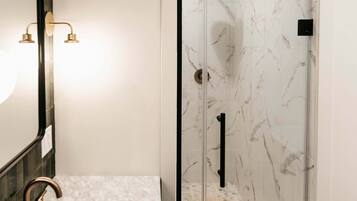 Ducha, secador de pelo, toallas