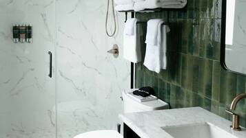 Dusche, Haartrockner, Handtücher