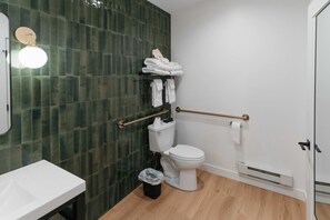 Douche, sèche-cheveux, serviettes fournies