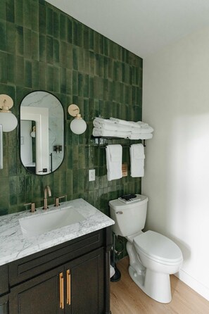 Douche, sèche-cheveux, serviettes fournies