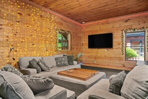 Smart TV, fireplace, ping pong, books - Luxury Cabin by the Lake in the Mountains of GA • High-Speed Starlink (Morganton)