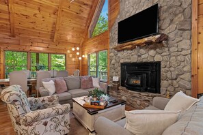 TV connectée, cheminée, table de tennis de table, livres