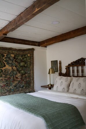 4 bedrooms, desk, iron/ironing board, travel cot