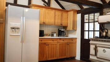 Kylskåp, mikrovågsugn, ugn och spishäll