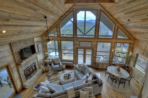 Stunning mtn views, hot tub, pool table