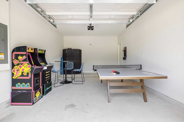 Playfully Designed Home + Hot Tub, Fire Pit & Game Room Blue Hour By Avantstay - St. Augustine, FL
