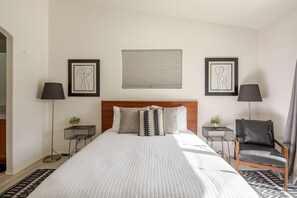 4 soverom, skrivebord, strykejern/-brett og reiseseng for barn