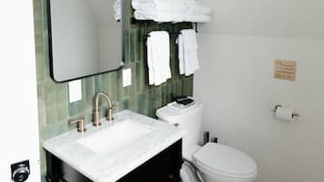 Een douche, een haardroger, handdoeken