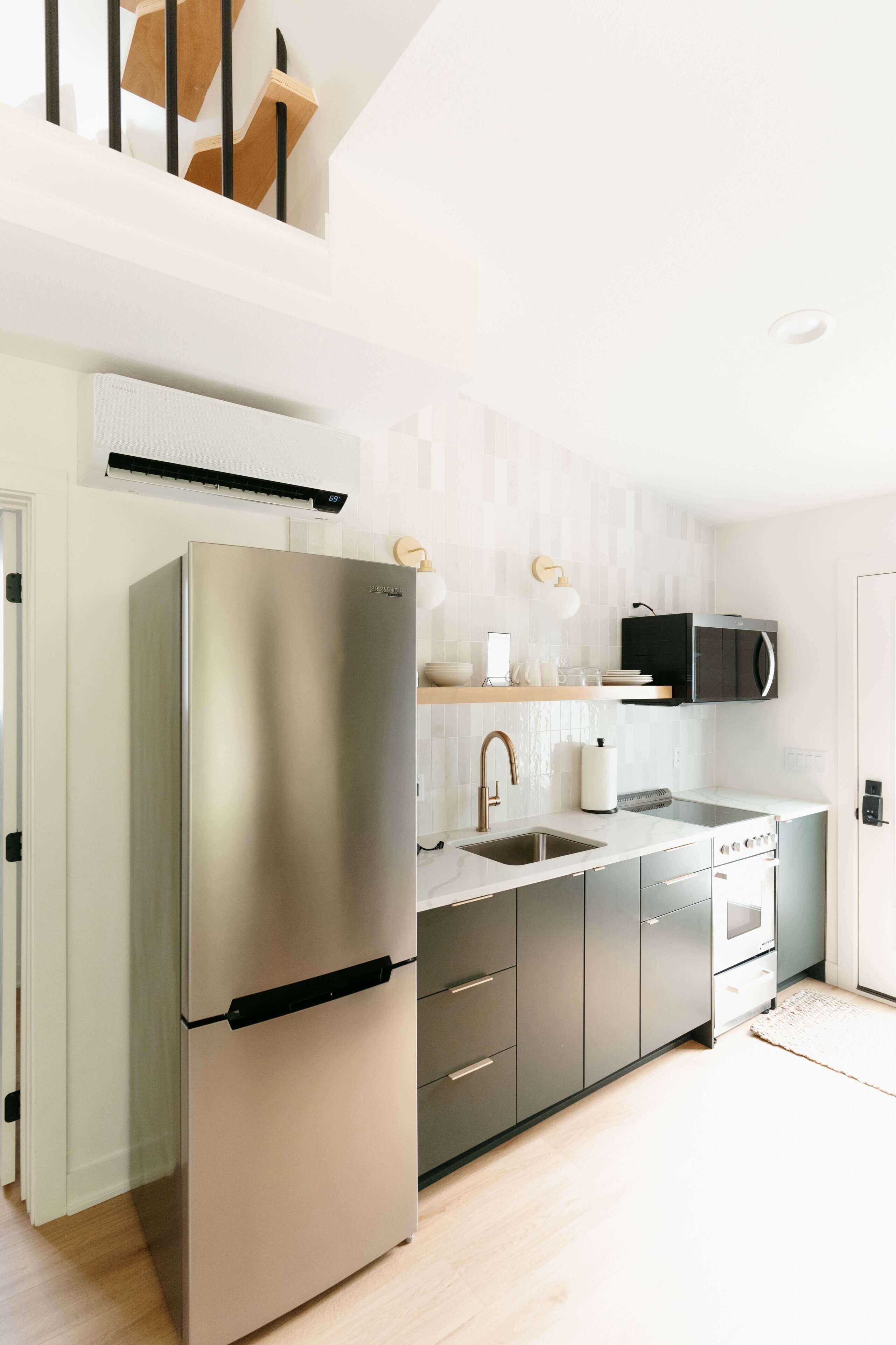 Fridge, oven, stovetop, coffee/tea maker