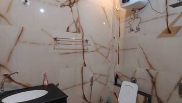 Chuveiro, secador de cabelo, toalhas de banho, sabonete