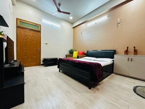 3 bedrooms, iron/ironing board, WiFi - 3-bedroom Homestay in Triveni Sangam Kumbh Prayagraj (Prayagraj)