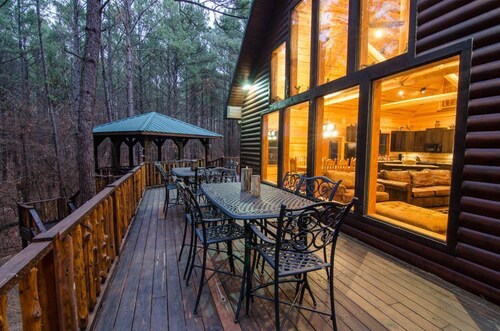 Firewater Creek. 5 Bdrms, 1 King, 4 Queens, 4 Full, 2 Futons, 1 Sleeper Sofa.