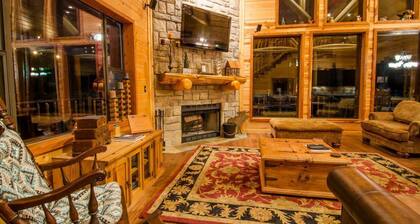 Firewater Creek, stunning 5-bedroom cabin, 12 bed types, sleeps up to 24 people.
