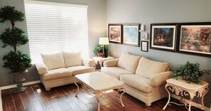 TV connectée, lecteur de DVD, livres