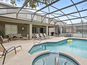 Una piscina al aire libre, una piscina climatizada