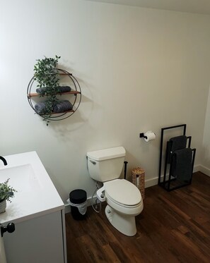 Shower, hair dryer, bidet, towels - Hygge Home in ski country - 4 bed, 2 bath family home (Little Valley)