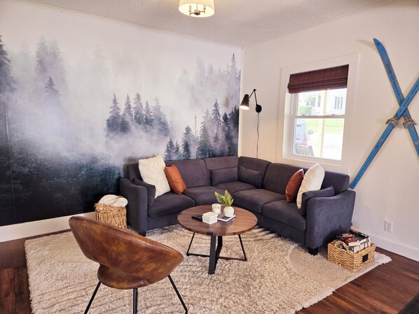 Smart TV, books - Hygge Home in ski country - 4 bed, 2 bath family home (Little Valley)