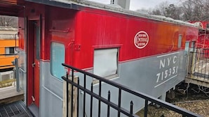 Un wagon de train rouge et gris portant les inscriptions « New York Central System » et « NYC 71535 ».