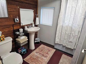 Classic Room | Bathroom