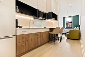 Kjøleskap, mikrobølgeovn, ovn og oppvaskmaskin