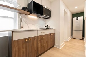 Fridge, microwave, oven, stovetop - Luxury Studio  in the Plateau (Montréal)