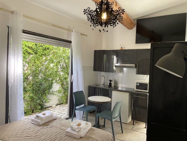 1 bedroom, iron/ironing board, internet, bed sheets