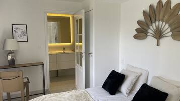 2 bedrooms, desk, iron/ironing board, WiFi