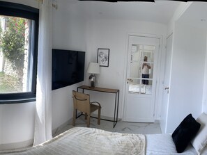 2 bedrooms, desk, iron/ironing board, WiFi