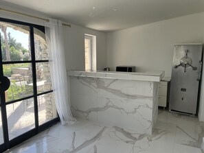 Interior - Little Charming Room Aix-en-Provence ·★4.85 ·Pool.Garden.Vue. marble bathroom (Aix-en-Provence)