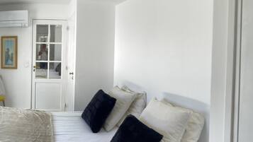 1 bedroom, iron/ironing board, internet, bed sheets