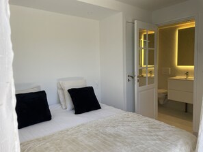 Iron/ironing board, internet, bed sheets - Little Charming Room Aix-en-Provence ·★4.85 ·Pool.Garden.Vue. marble bathroom (Aix-en-Provence)