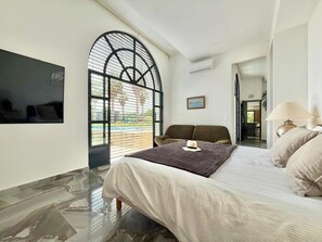 8 bedrooms, iron/ironing board, internet, bed sheets