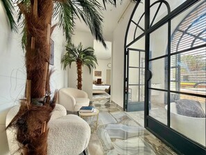 8 bedrooms, iron/ironing board, internet, bed sheets