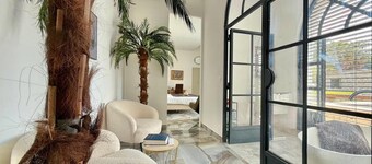 Villa.luxury.for 16.swimming pool view palm groove
