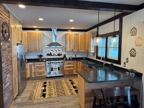 Entire 8 bedroom 9 bath home in White Mountains