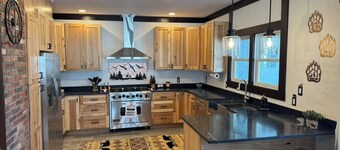 Entire 8 bedroom 9 bath home in White Mountains