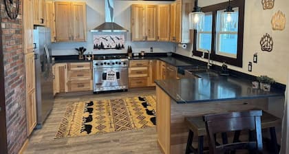 Entire 8 bedroom 9 bath home in White Mountains