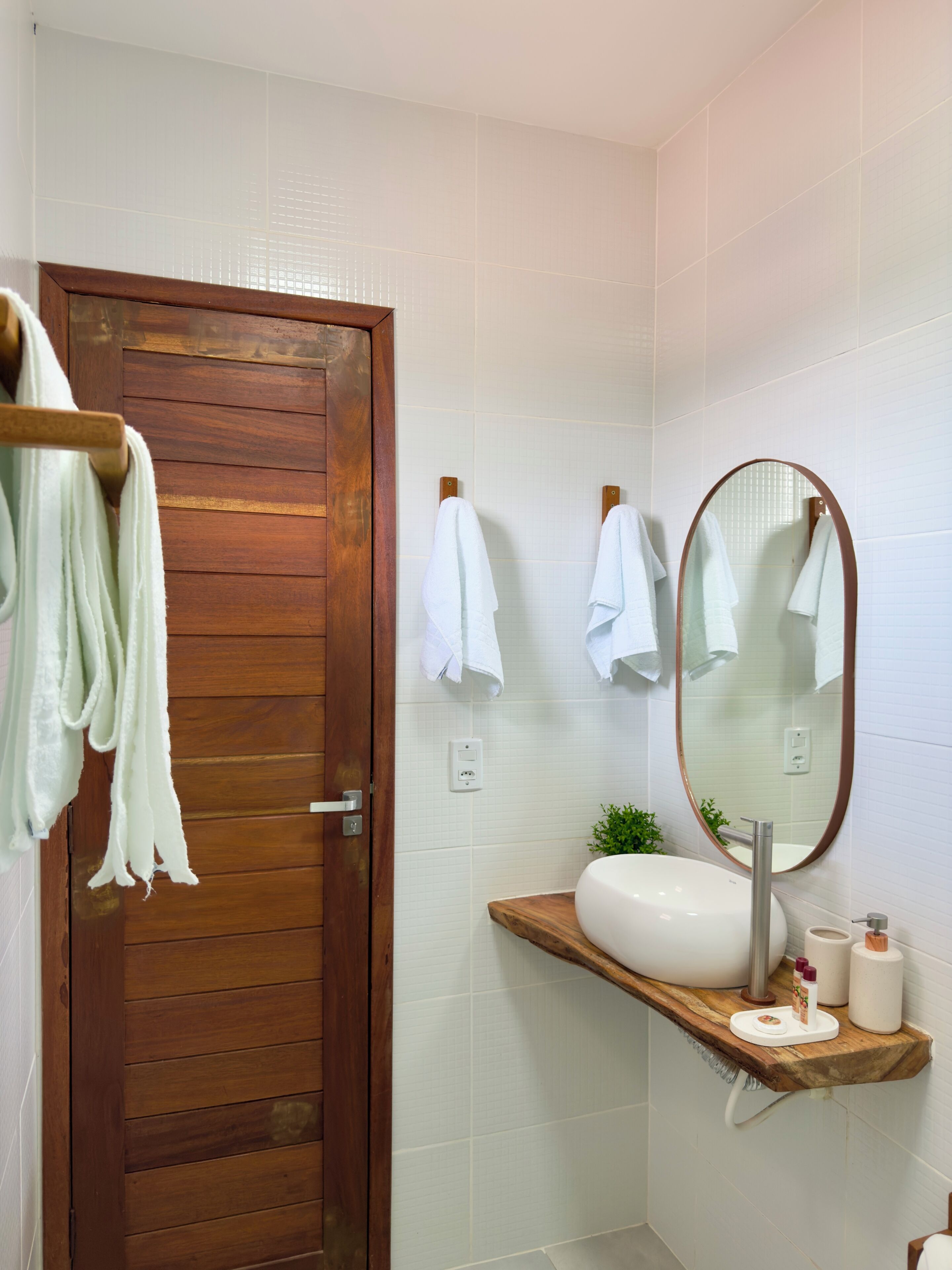 Chuveiro, toalhas de banho, sabonete, shampoo