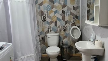 Haartrockner, Handtücher, Toilettenpapier