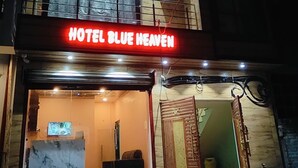 Ein Hotel Eingang mit einem Schild, auf dem 'HOTEL BLUE HEAVEN' steht.